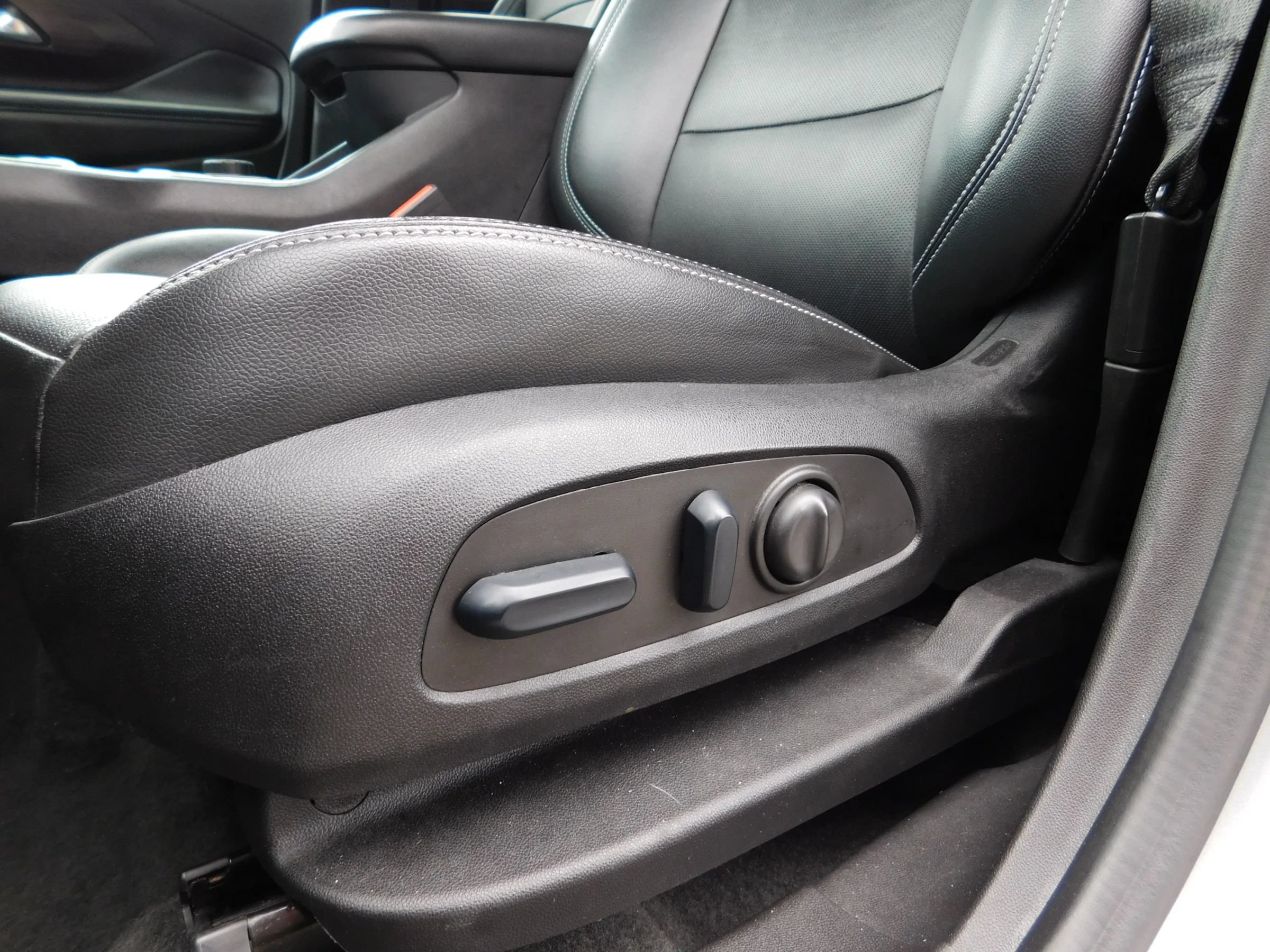 Used 2024 GMC Terrain SLT AWD/4WD image 16
