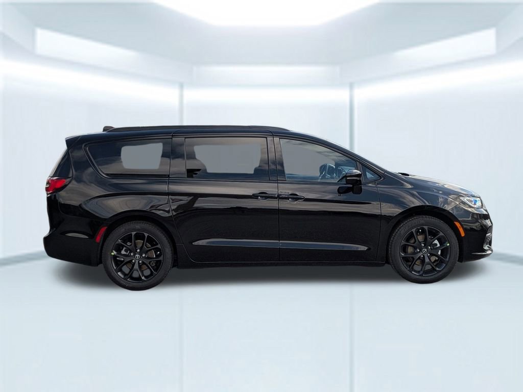 New 2026 Chrysler Pacifica Select w/ S Appearance Package image 8