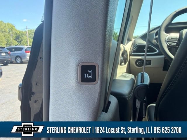 Used 2024 Chrysler Pacifica Touring-L FWD image 24