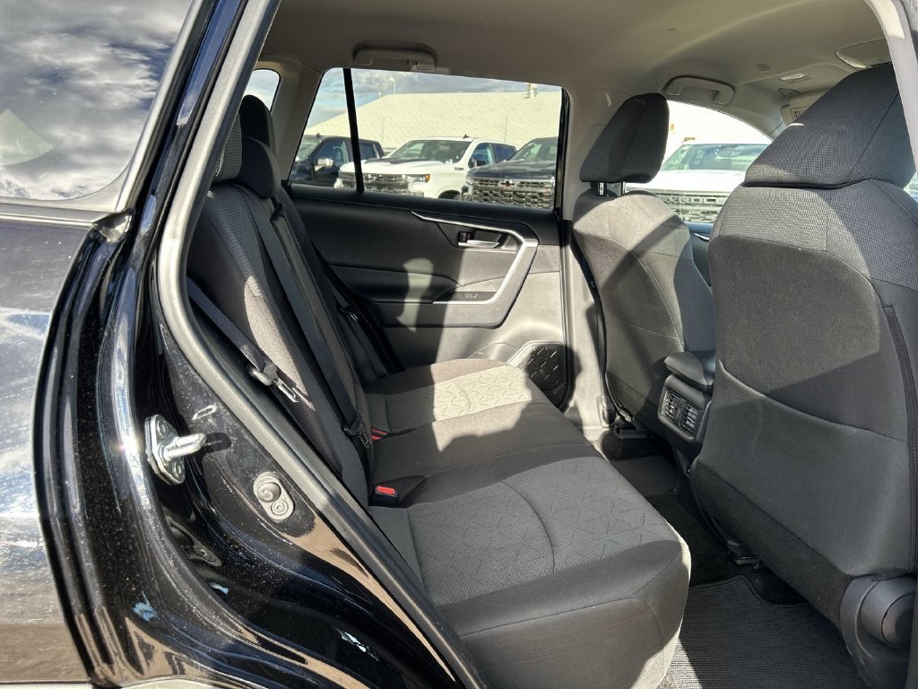 Used 2025 Toyota RAV4 XLE FWD image 31