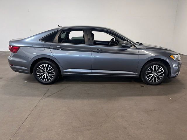 Used 2021 Volkswagen Jetta SE image 2