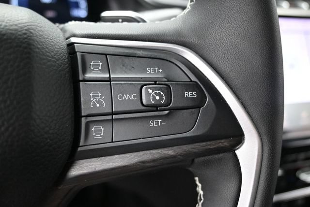 Used 2025 Jeep Grand Cherokee Limited w/ Black Appearance Package AWD/4WD image 29