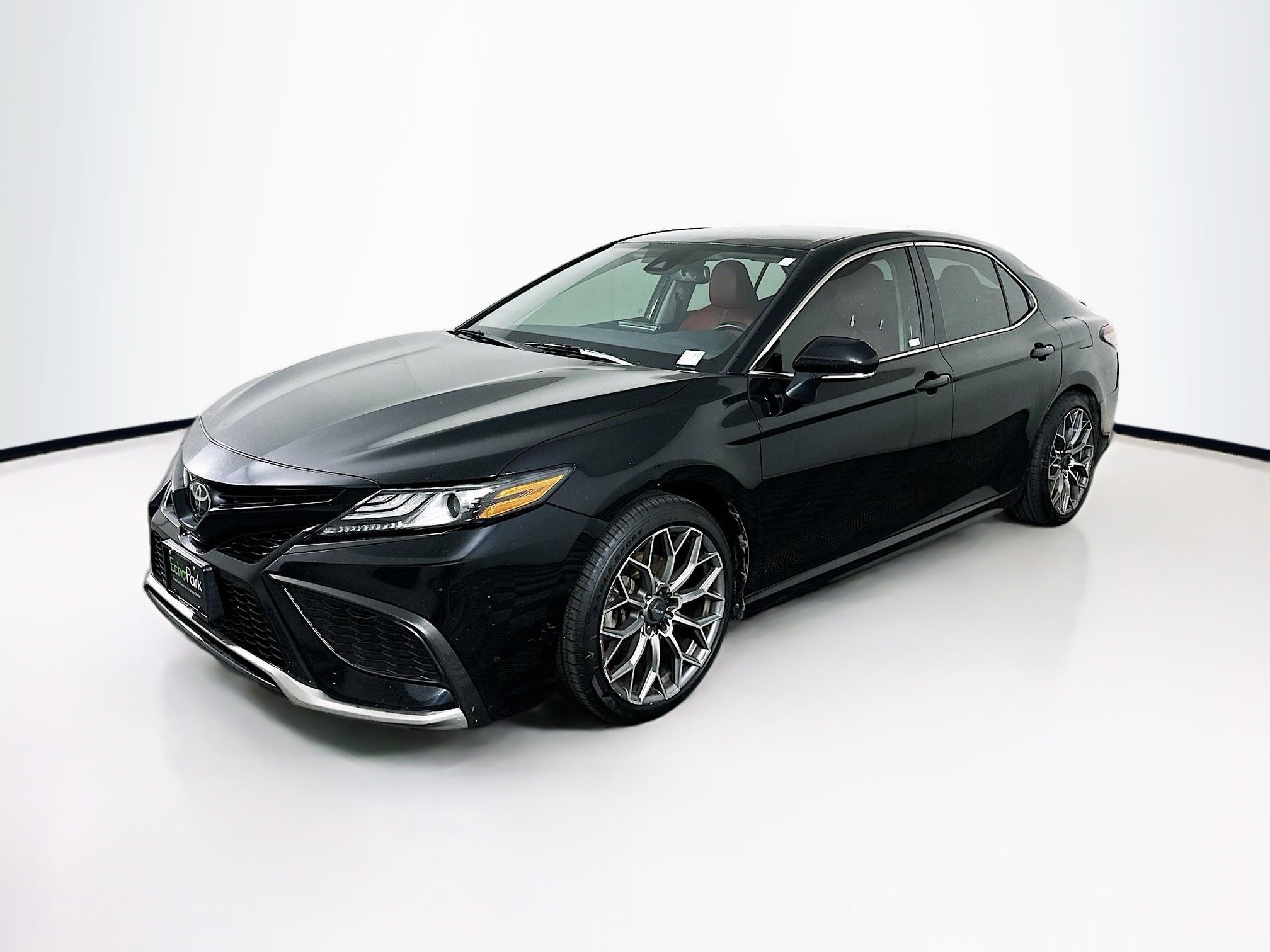 Used 2021 Toyota Camry XSE FWD image 3