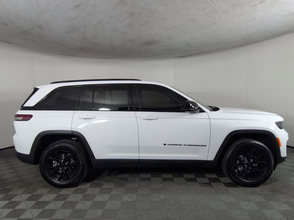 Certified 2025 Jeep Grand Cherokee Altitude AWD/4WD image 4