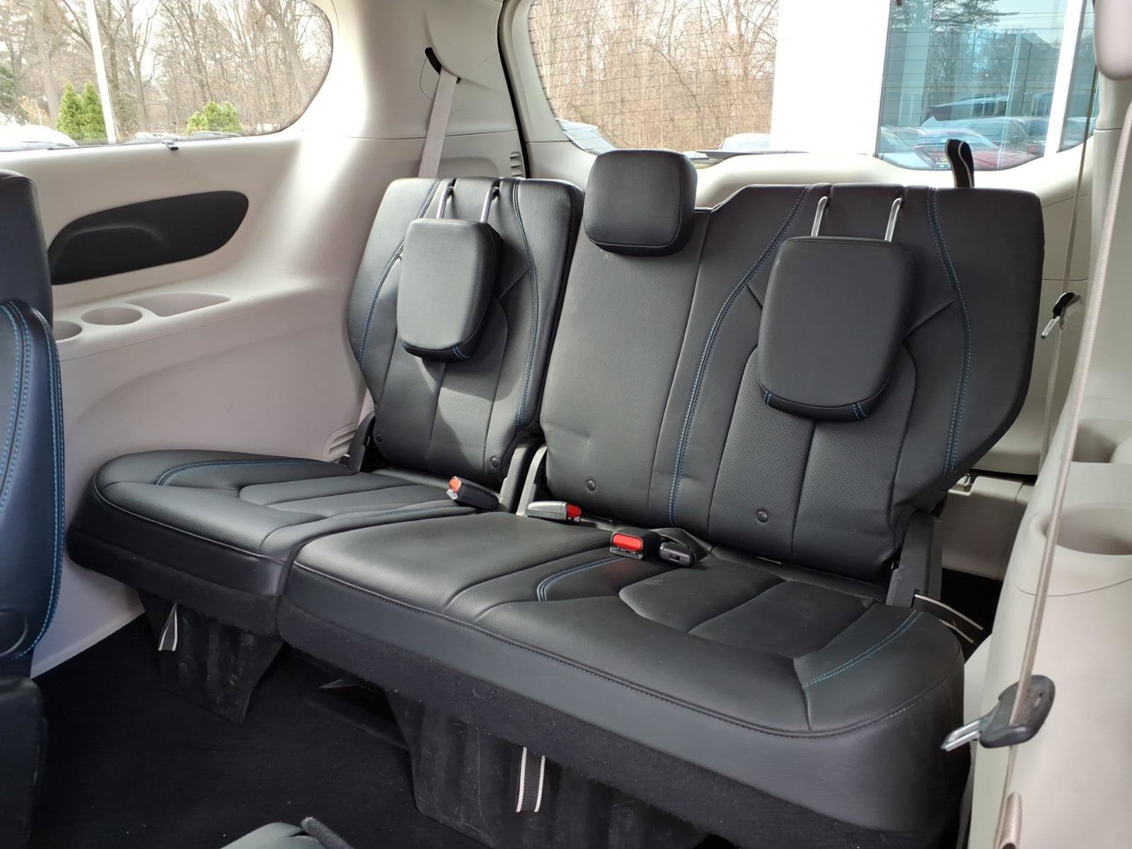 Used 2021 Chrysler Pacifica Touring-L image 7