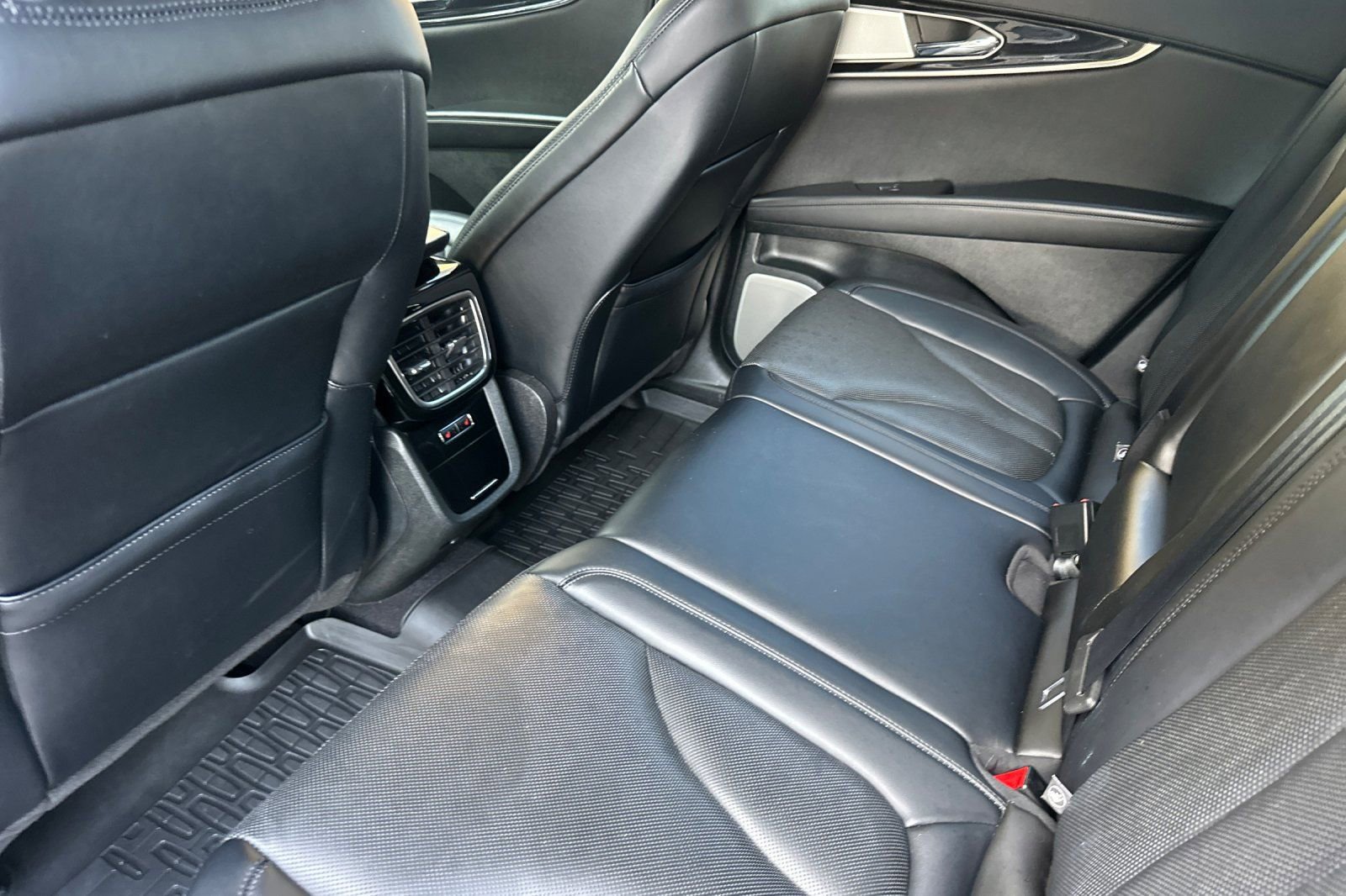 Used 2022 Lincoln Nautilus Reserve w/ Equipment Group 202A image 11