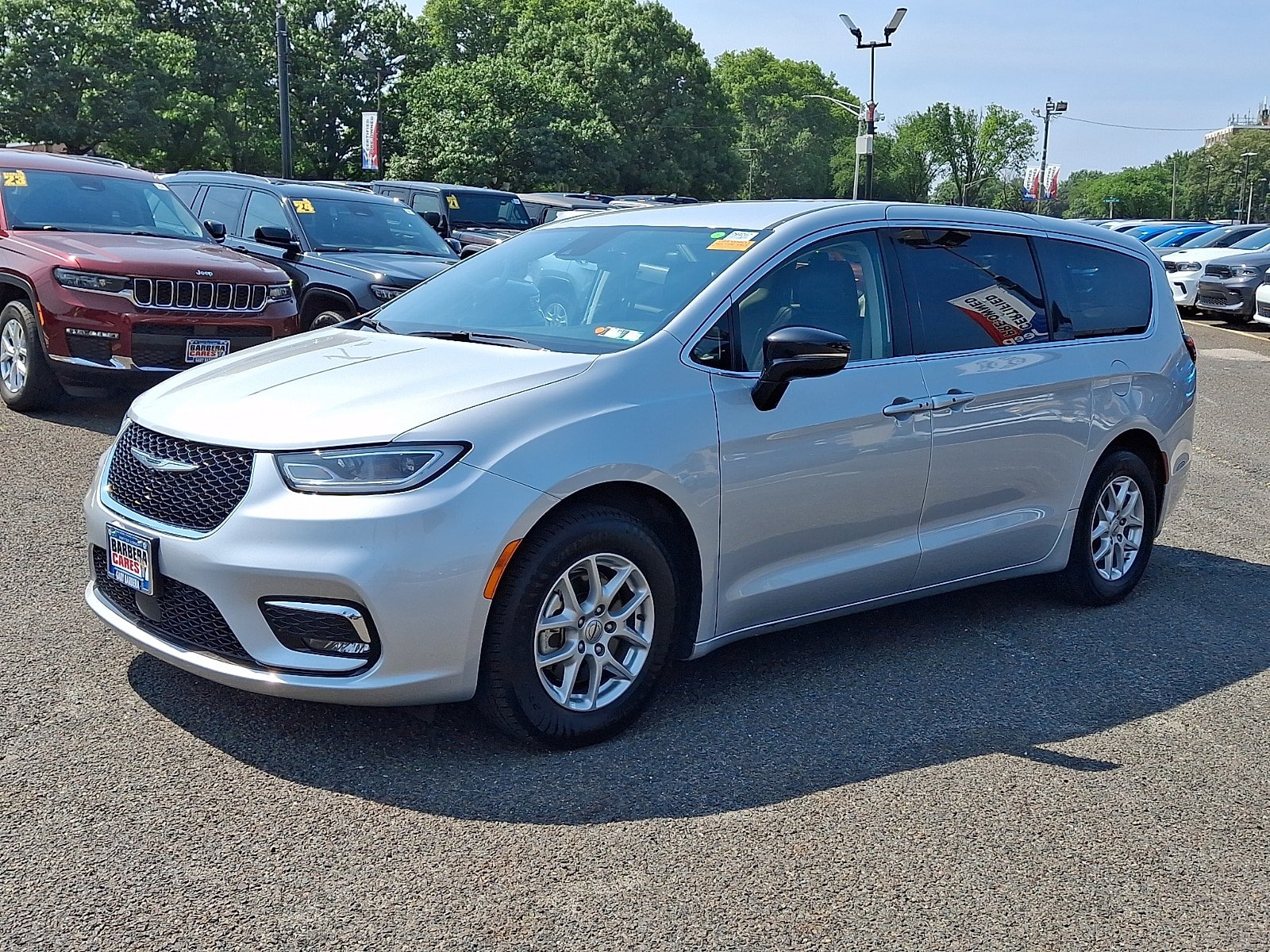 Used 2024 Chrysler Pacifica Touring-L FWD image 3