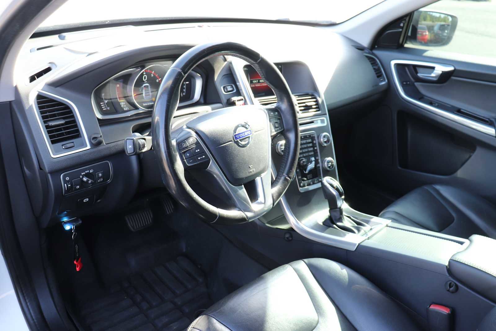 Used 2016 Volvo XC60 T5 Platinum w/ Climate Package AWD/4WD image 10
