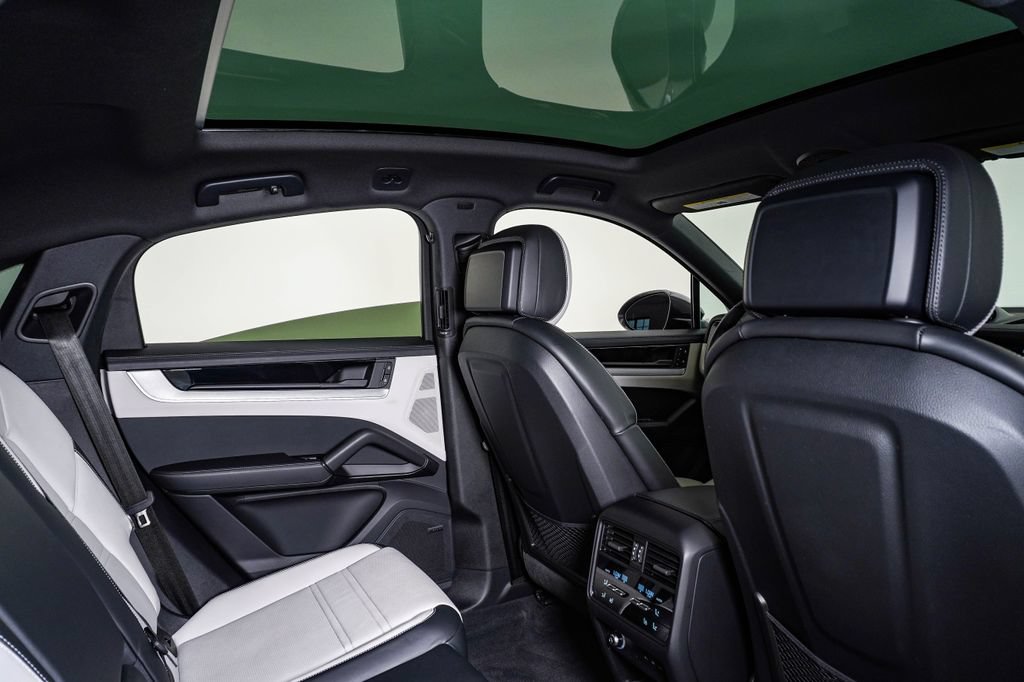Certified 2025 Porsche Cayenne Coupe AWD/4WD image 16