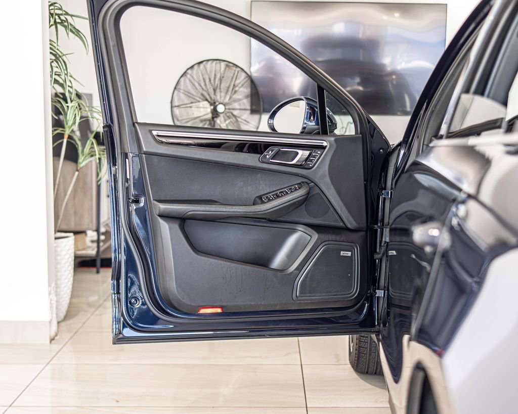 Used 2021 Porsche Macan S AWD/4WD image 32