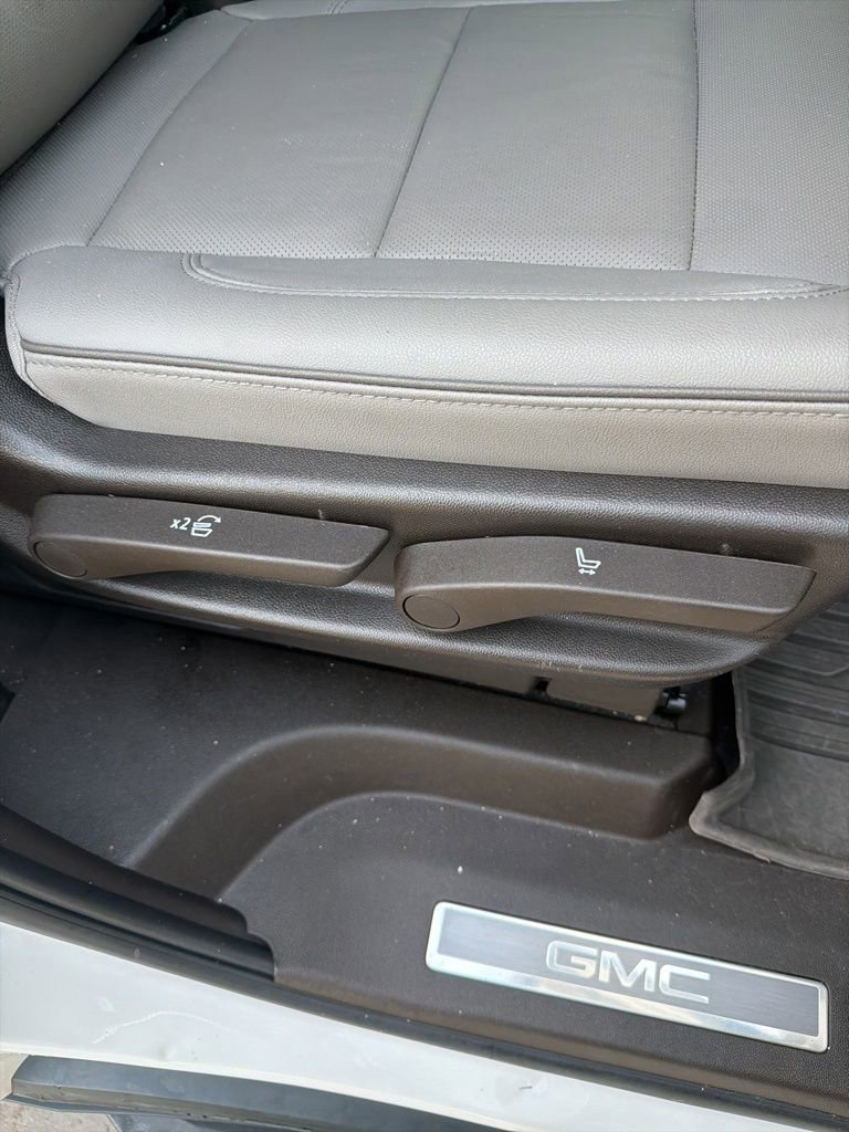 Used 2023 GMC Yukon SLT w/ SLT Luxury Package image 16