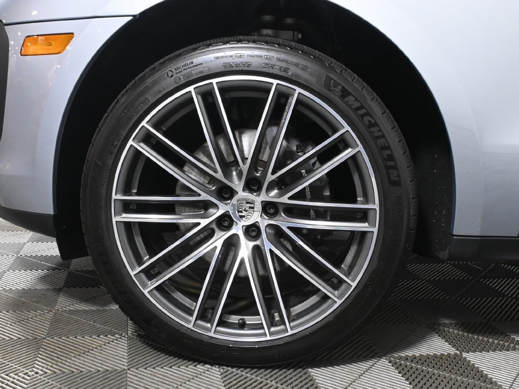 Used 2025 Porsche Macan Turbo AWD/4WD image 12