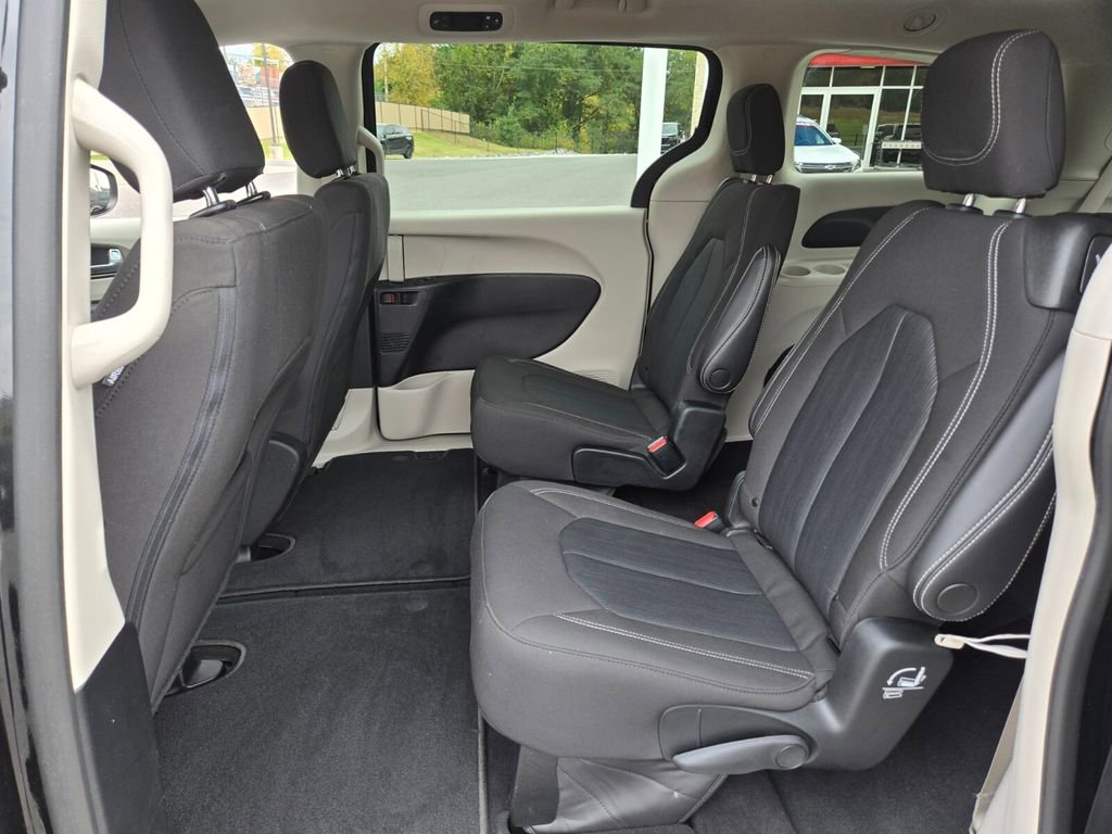 Used 2022 Chrysler Voyager LX image 11