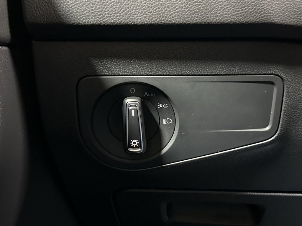 Used 2023 Volkswagen Tiguan SE image 17