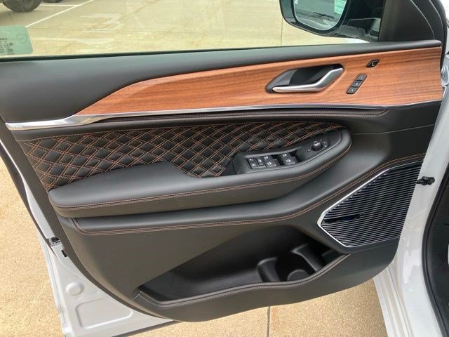 New 2026 Jeep Grand Cherokee Summit AWD/4WD image 9