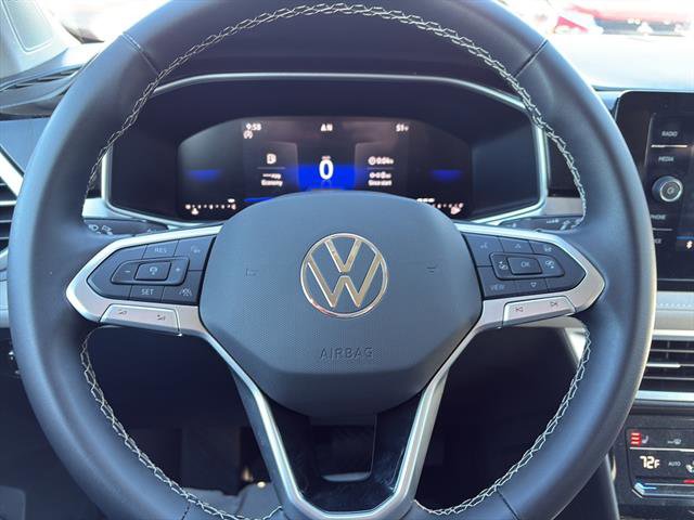 Certified 2025 Volkswagen Taos SE image 16