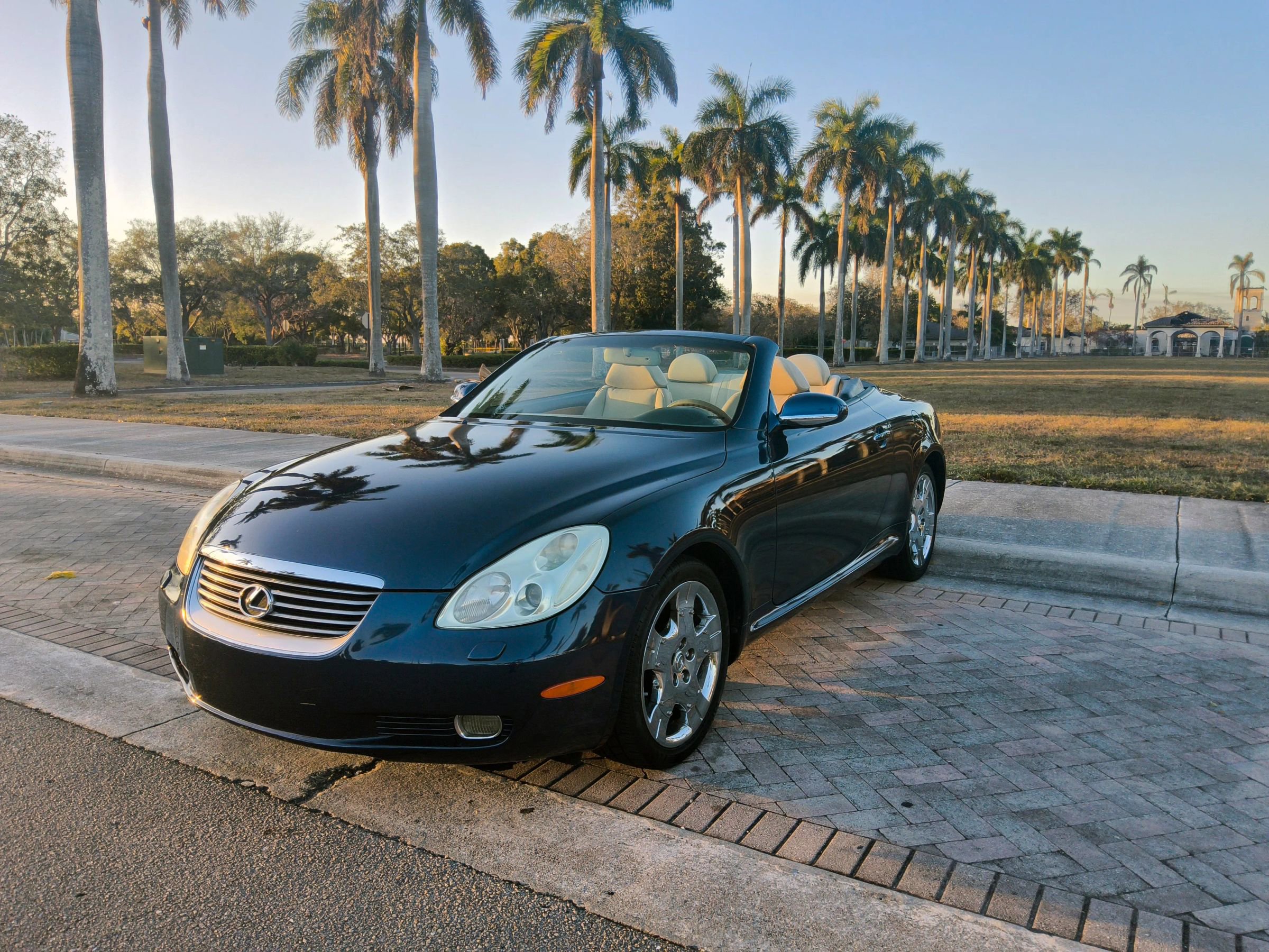 Used 2004 Lexus SC 430 Convertible image 2