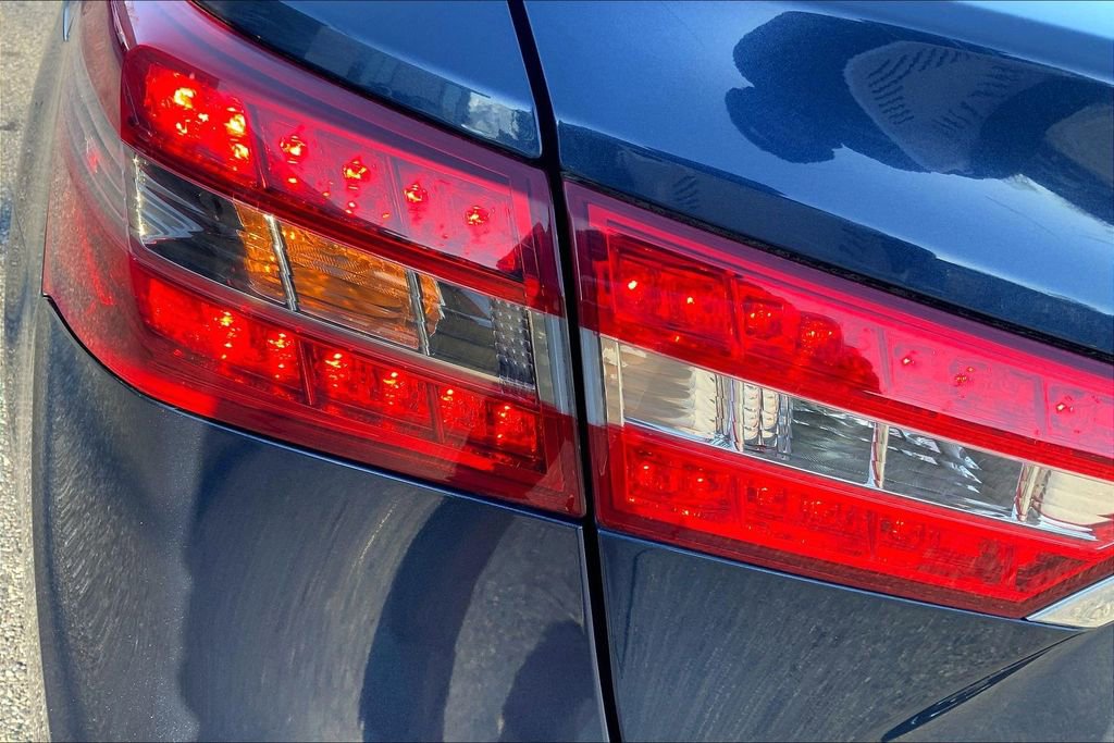 Used 2016 Toyota Avalon Limited image 28