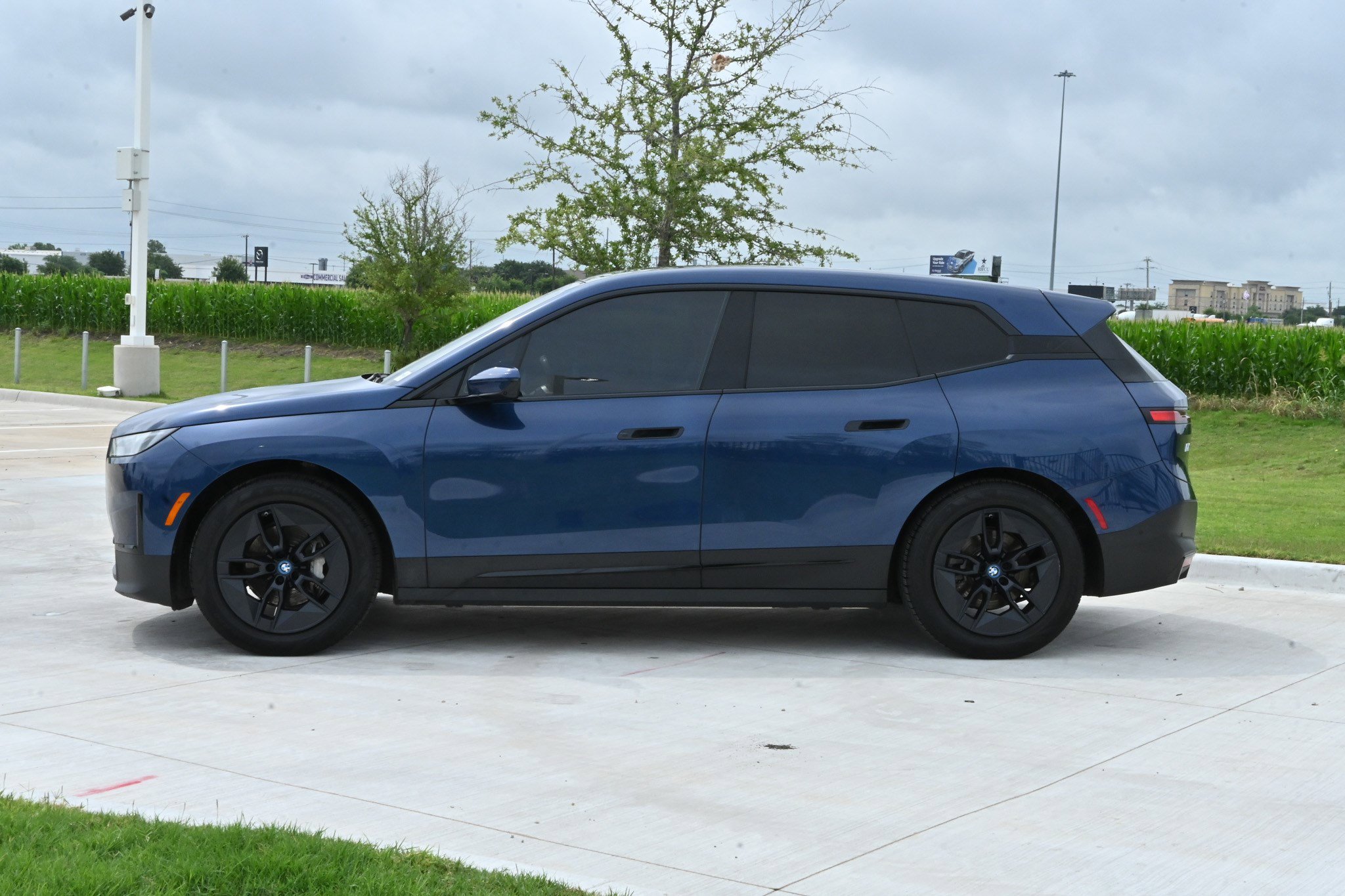 Certified 2023 BMW iX xDrive50 w/ Premium Package AWD/4WD image 6
