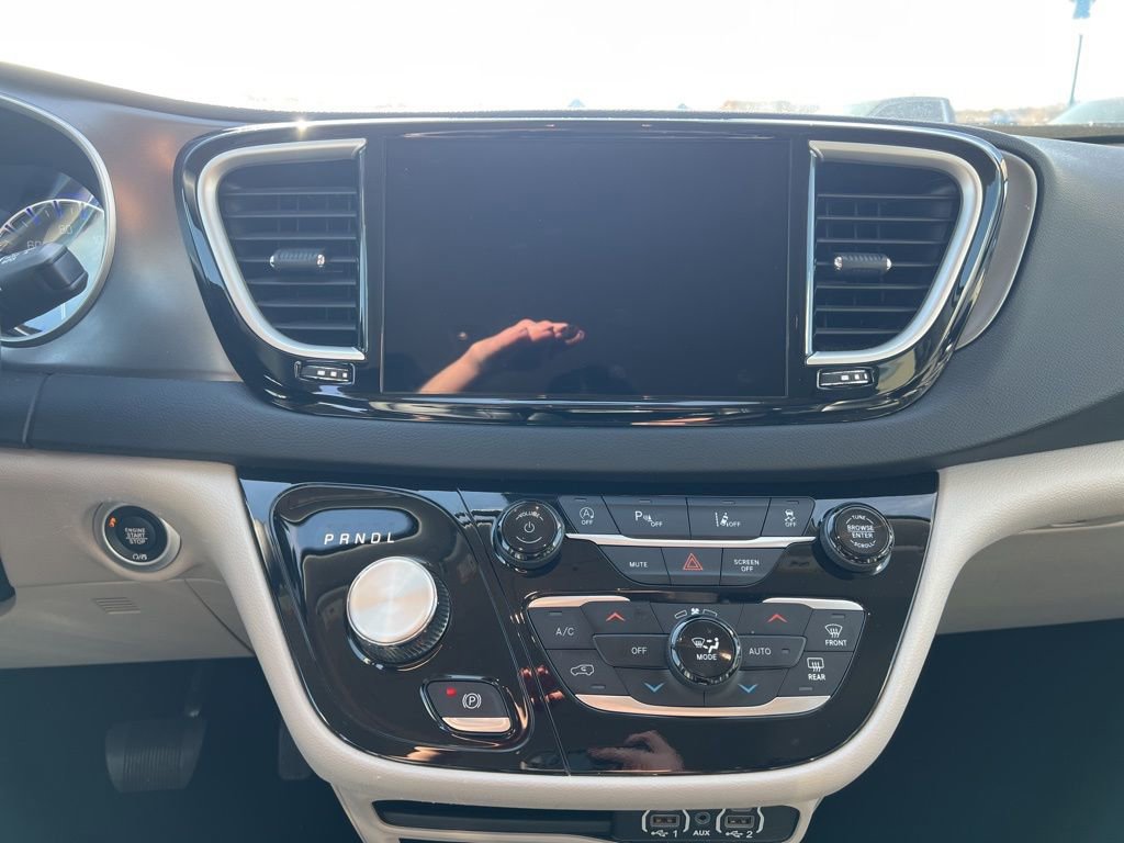 Used 2024 Chrysler Pacifica Touring-L image 19