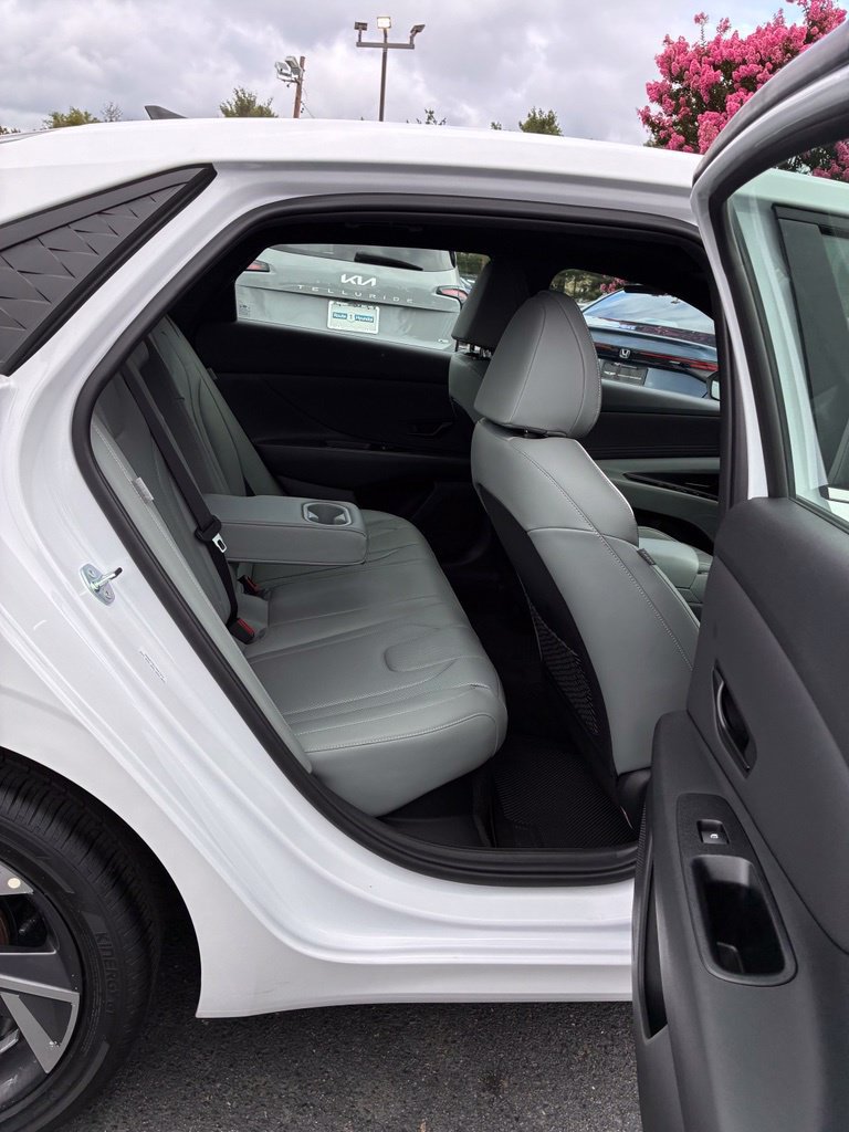 Certified 2025 Hyundai Elantra Limited FWD image 21