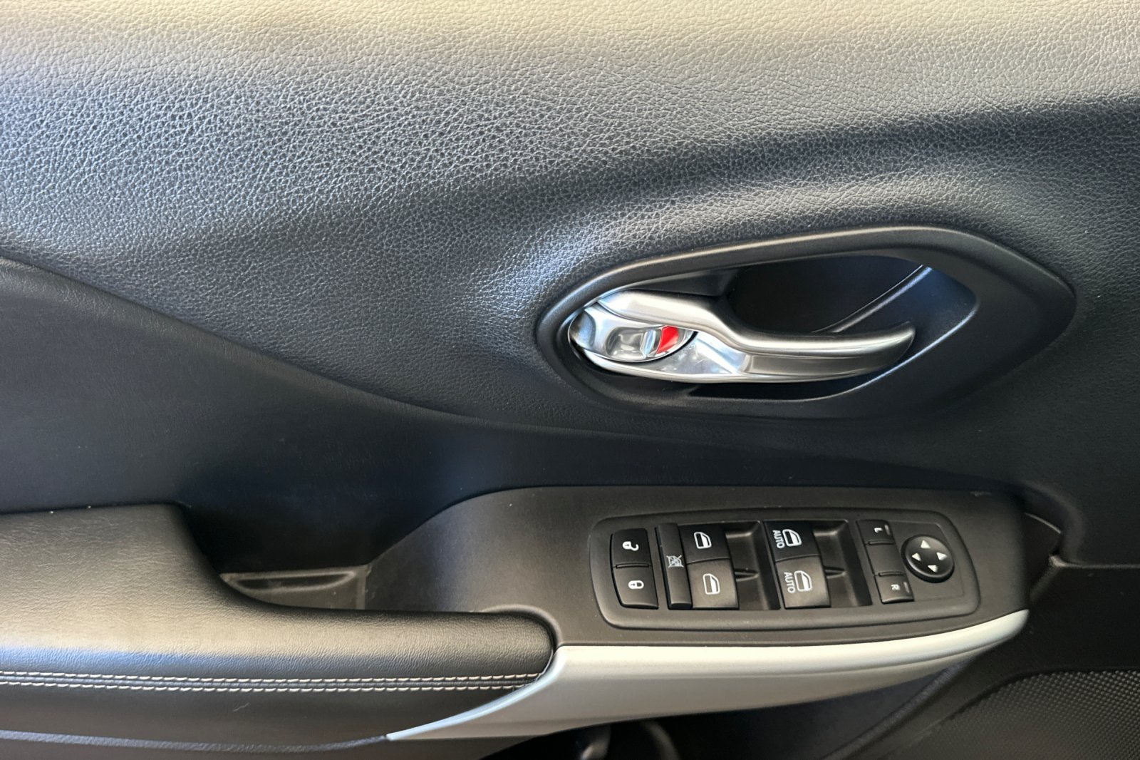 Used 2018 Jeep Cherokee Latitude Plus AWD/4WD image 12