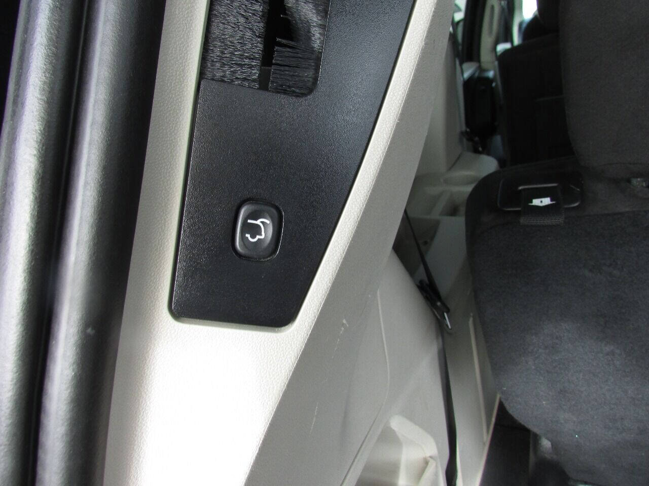 Used 2015 Dodge Grand Caravan SXT FWD image 24