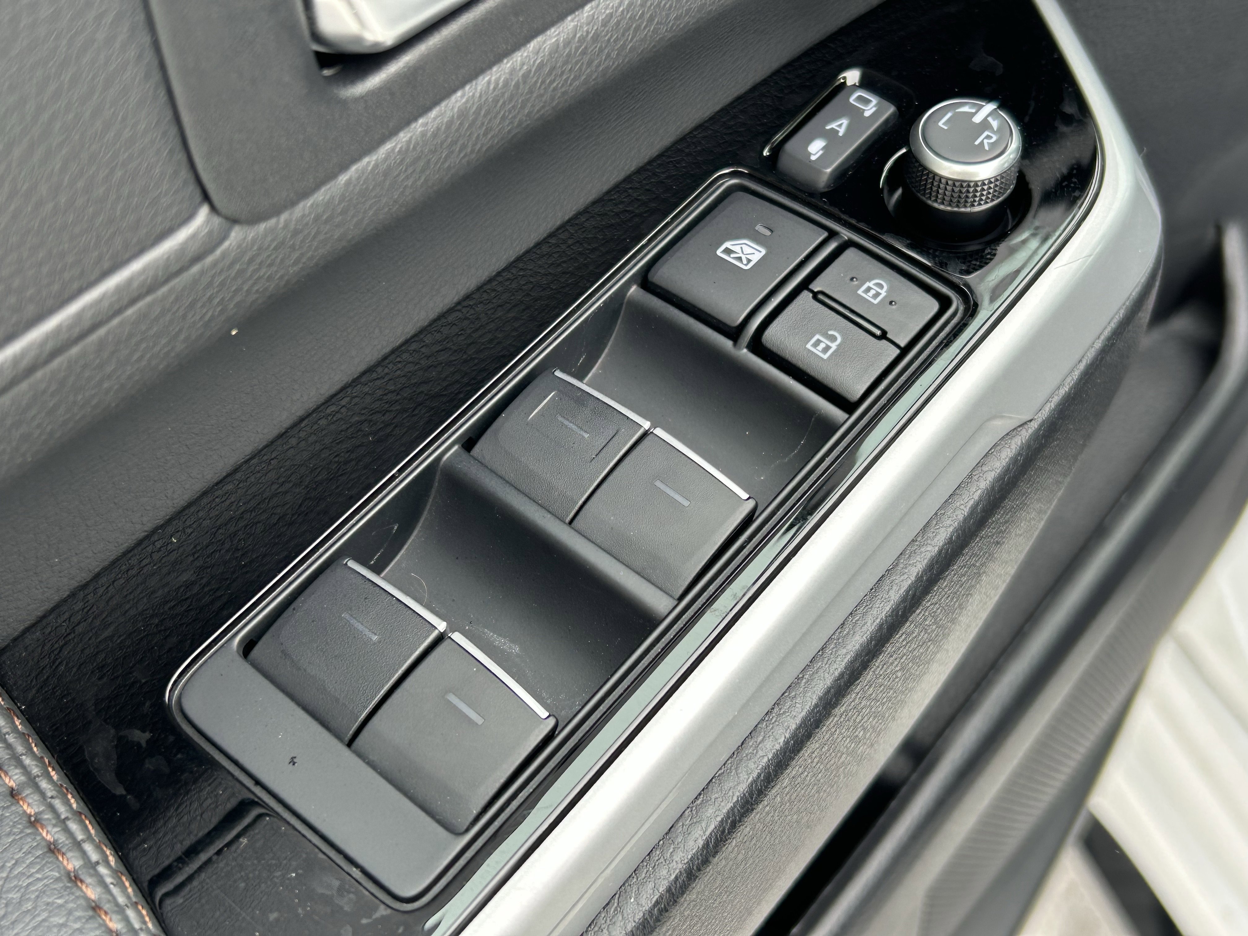 Used 2025 Toyota Sienna Limited image 17