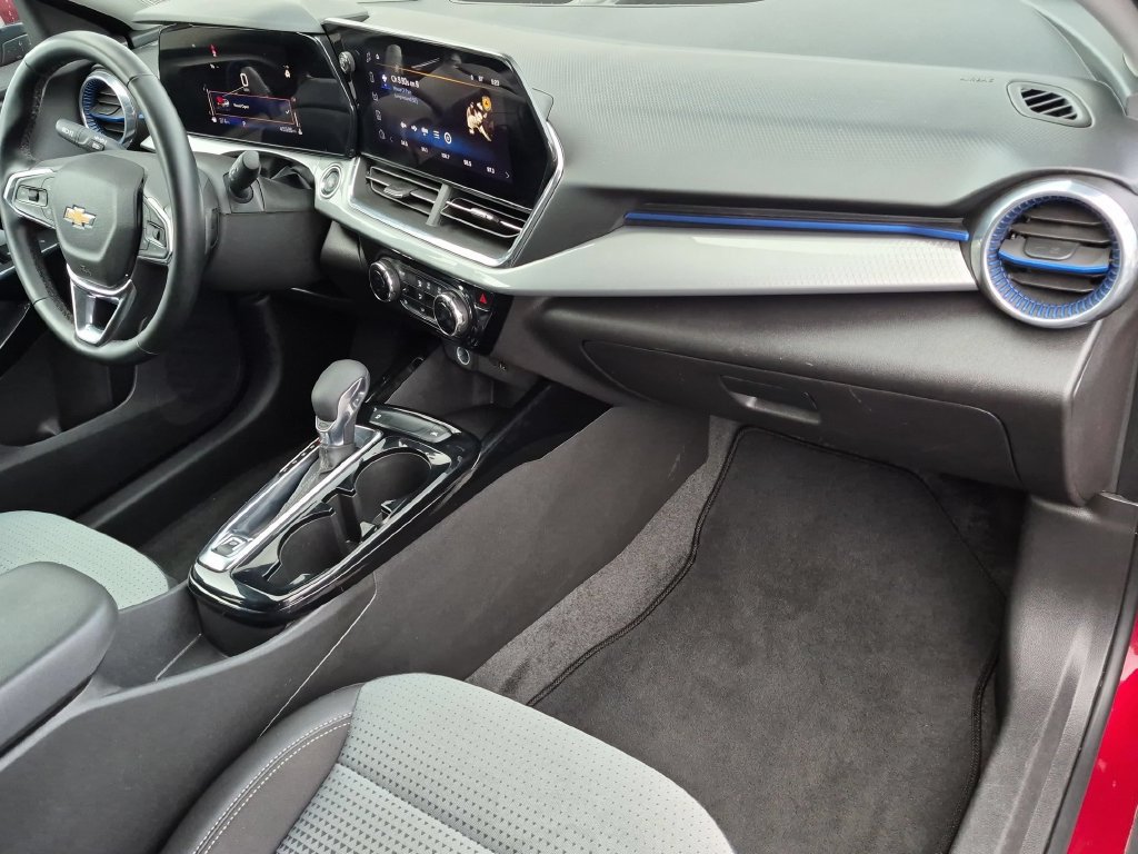 Used 2025 Chevrolet Trax LT w/ LT Convenience Package FWD image 32
