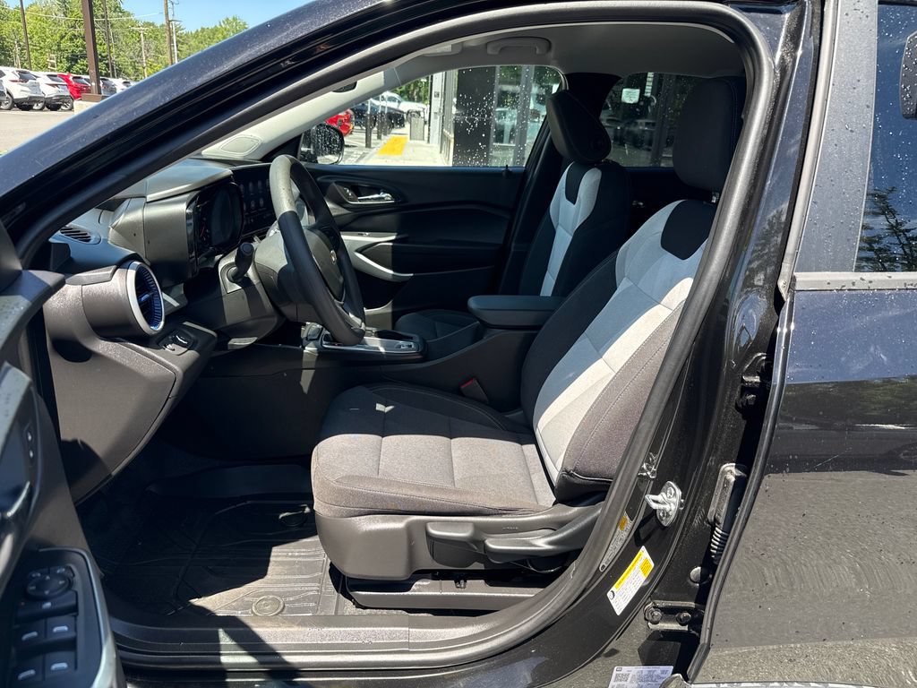 Used 2026 Chevrolet Trax LS w/ LS Convenience Package FWD image 22