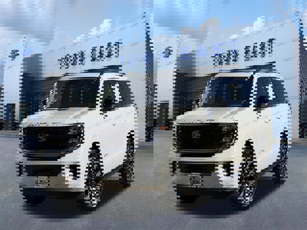 Certified 2025 Ford Expedition Platinum w/ Driver's Package image 1