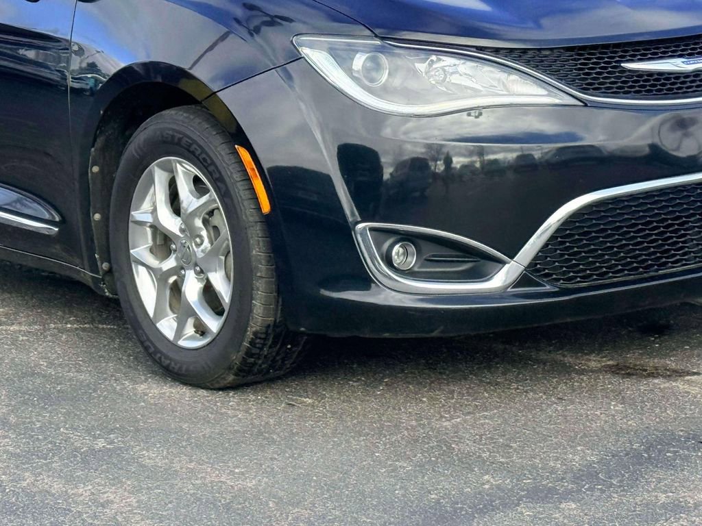 Used 2017 Chrysler Pacifica Limited image 5