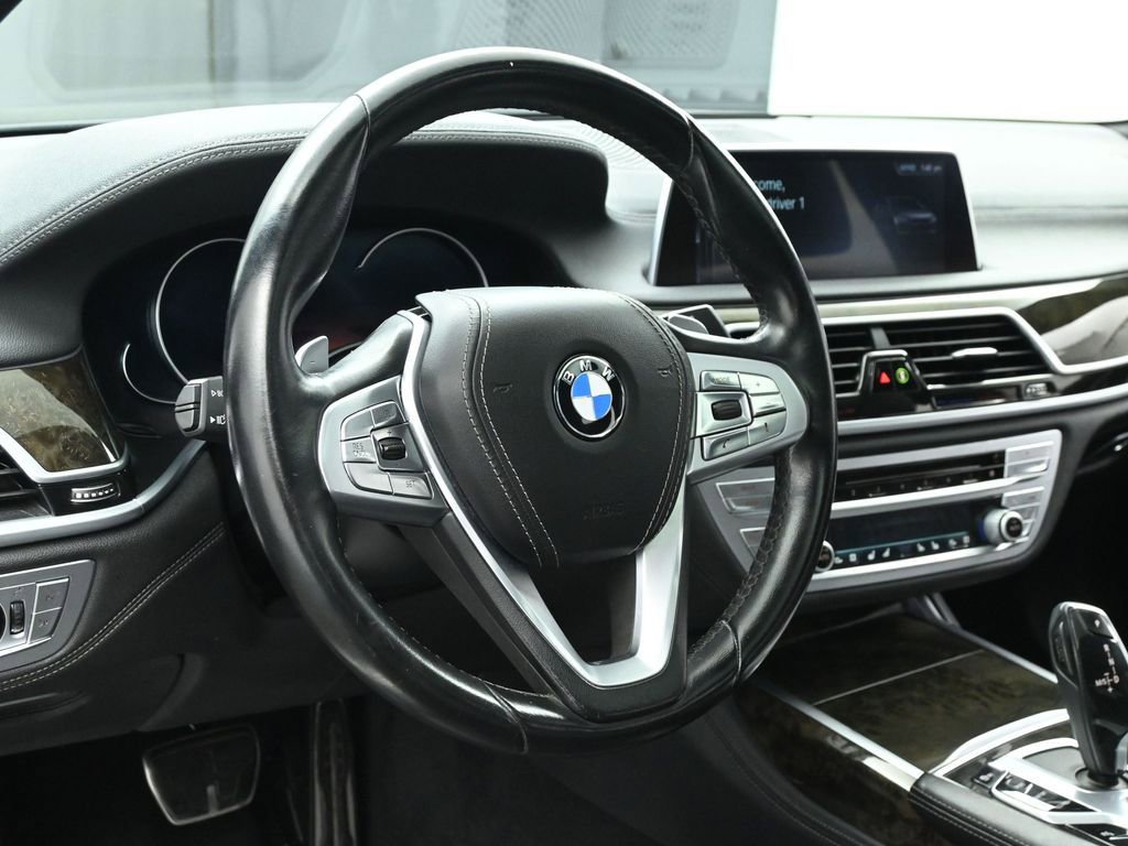 Used 2019 BMW 750i image 24
