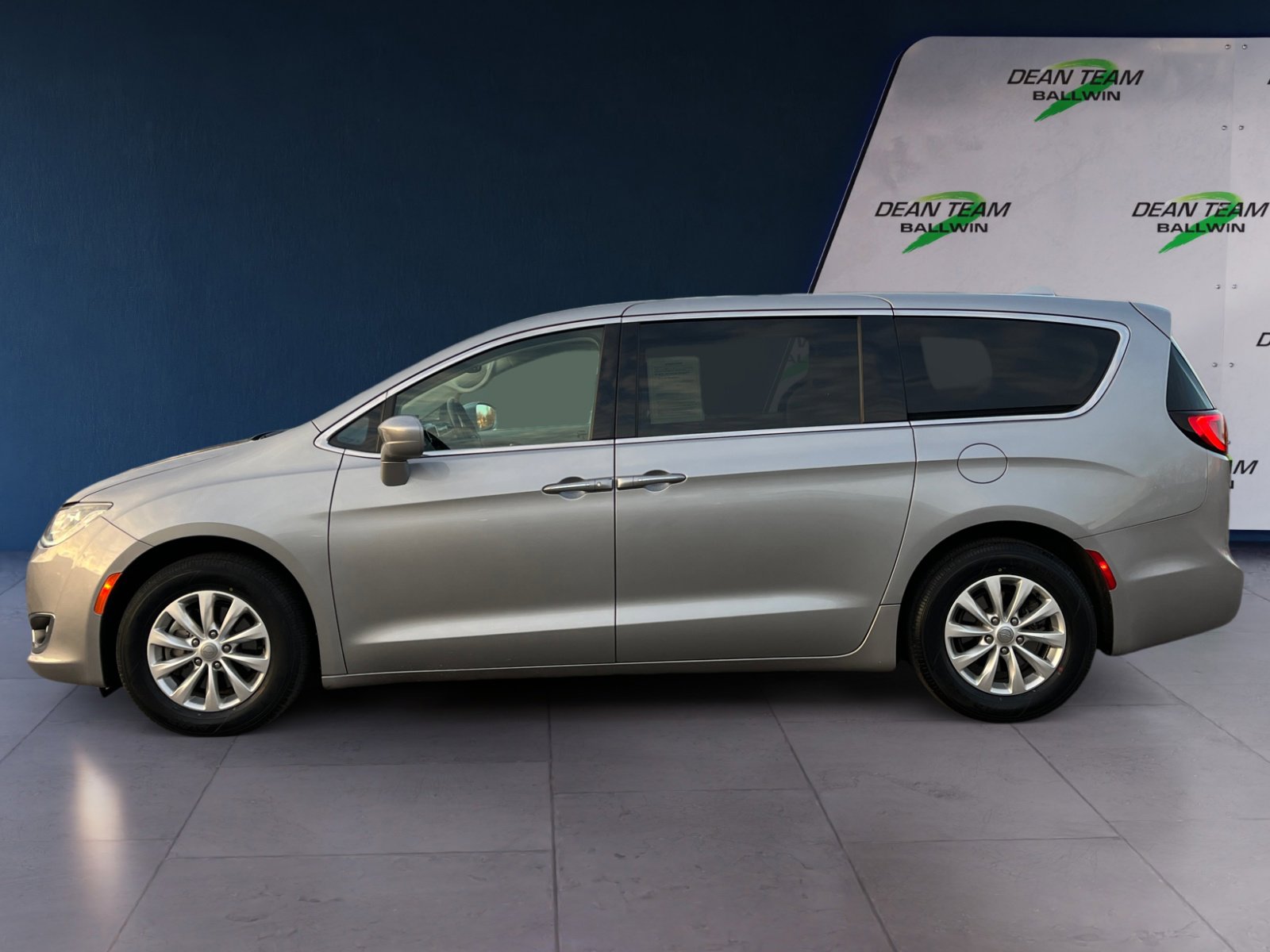 Used 2019 Chrysler Pacifica Touring Plus w/ Cold Weather Group image 4