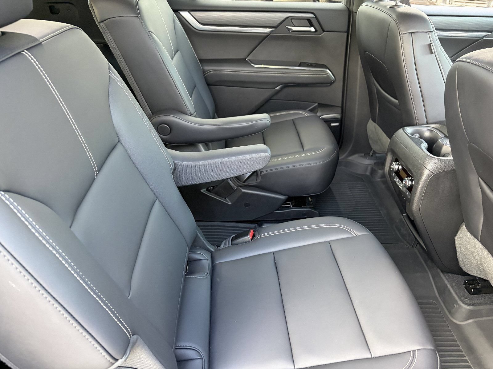 Certified 2025 GMC Acadia Elevation w/ Elevation Premium Package FWD image 14