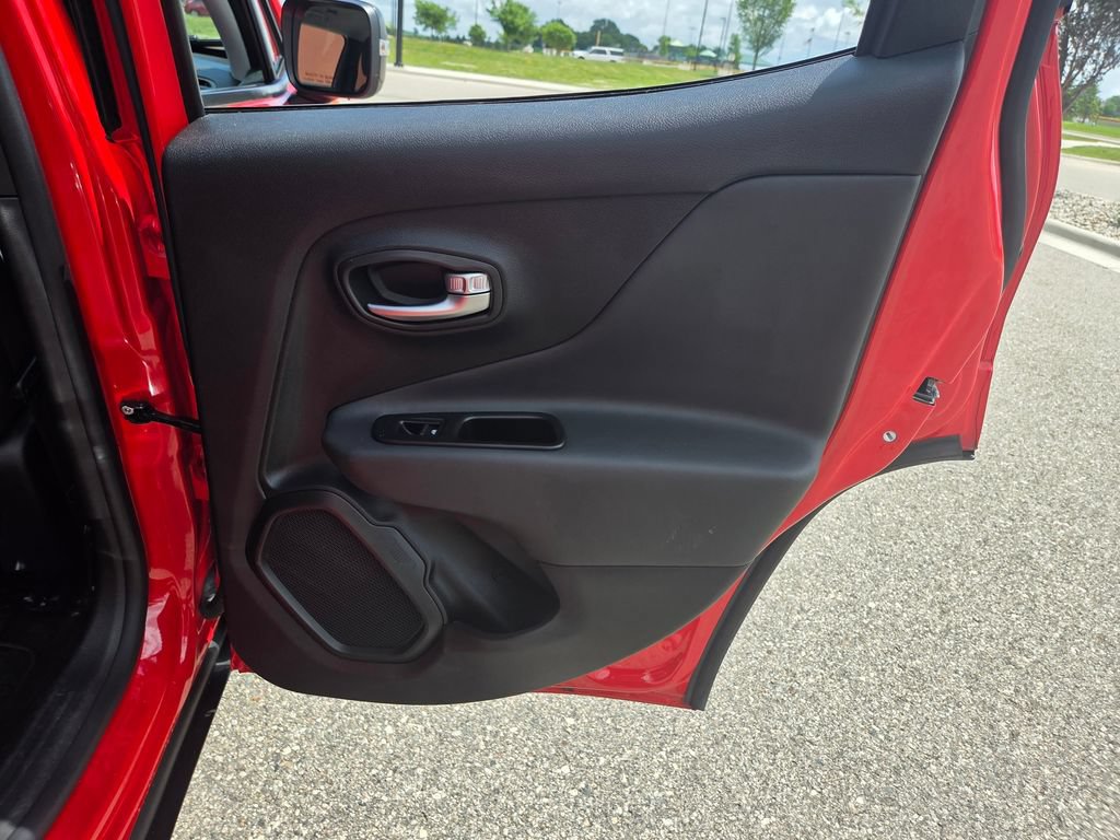 Used 2020 Jeep Renegade Trailhawk w/ Cold Weather Group AWD/4WD image 43