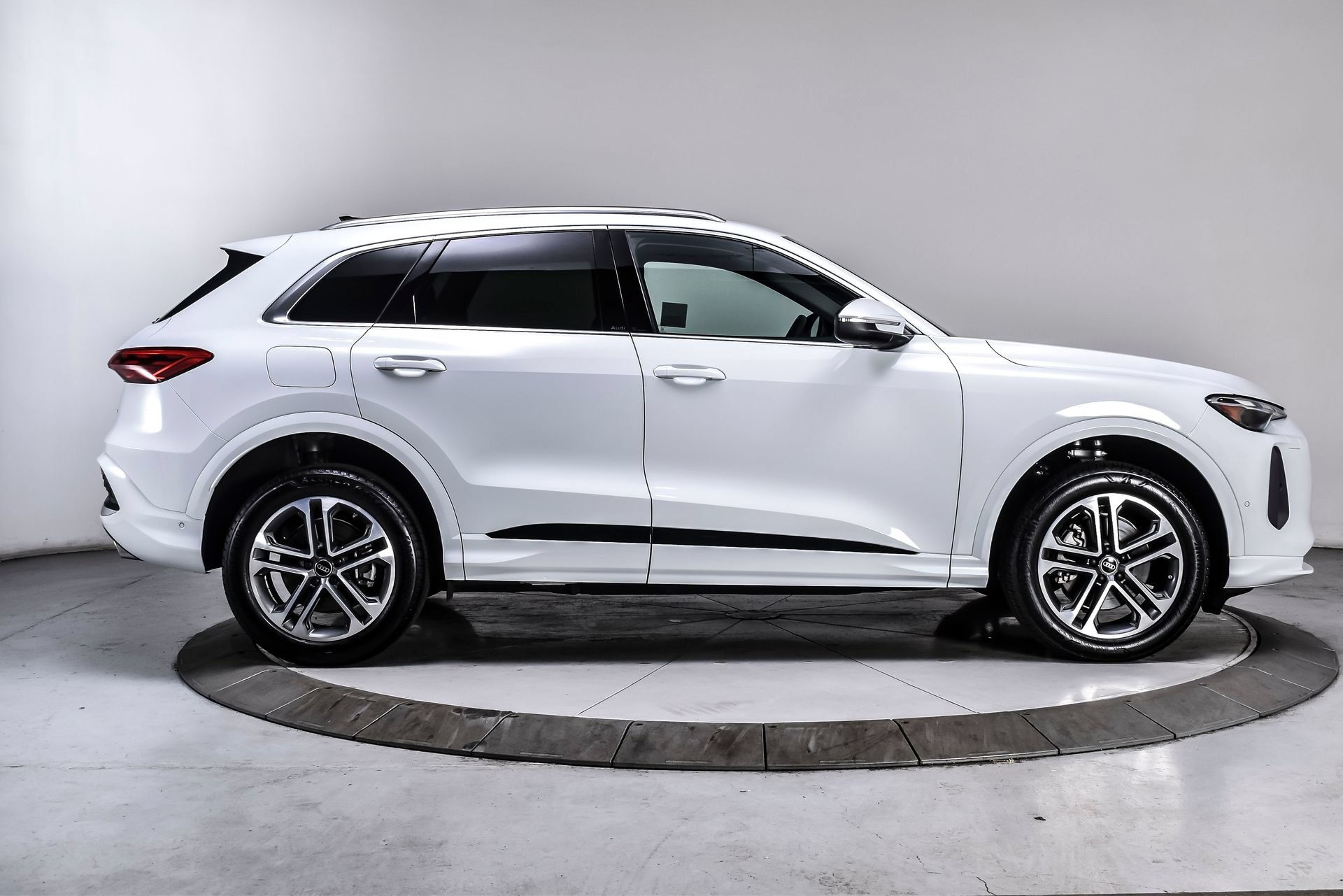 Used 2025 Audi Q5 Premium w/ Convenience Package AWD/4WD image 7