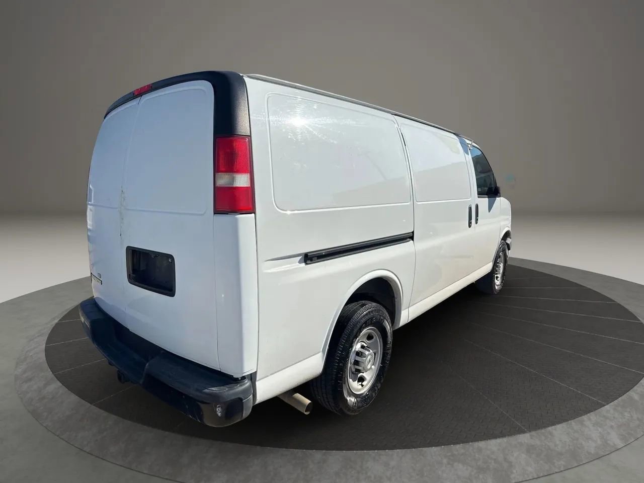Used 2015 Chevrolet Express 2500 w/ Cold Climate Package image 4