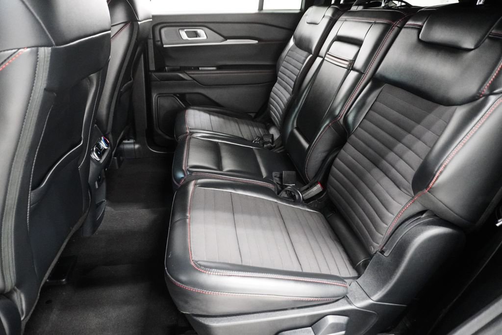 Used 2025 Ford Explorer ST-Line w/ ST-Line Street Pack image 11