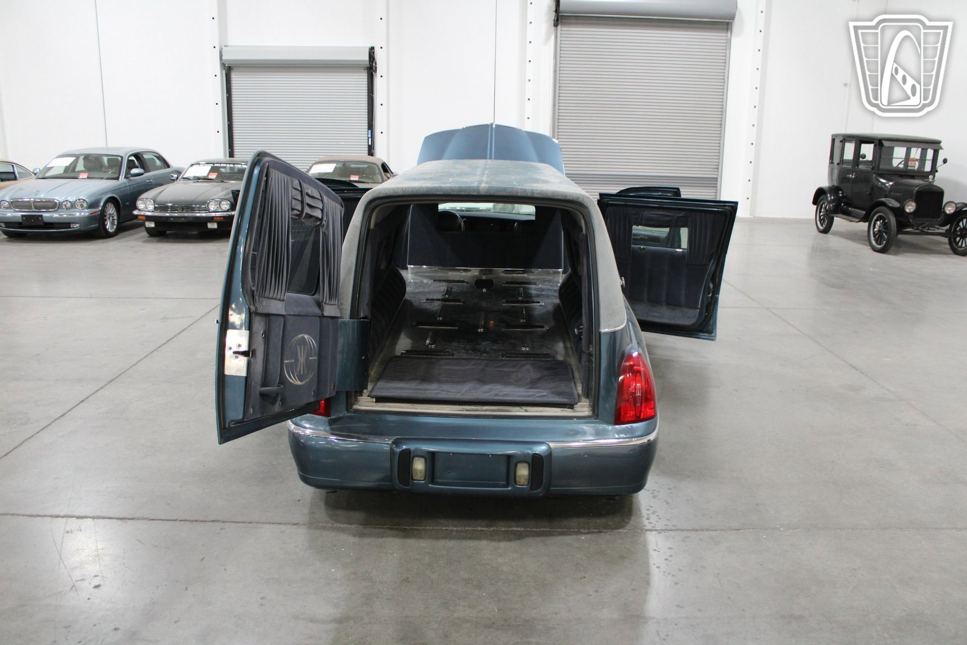 Used 2001 Lincoln Town Car Executive RWD image 33