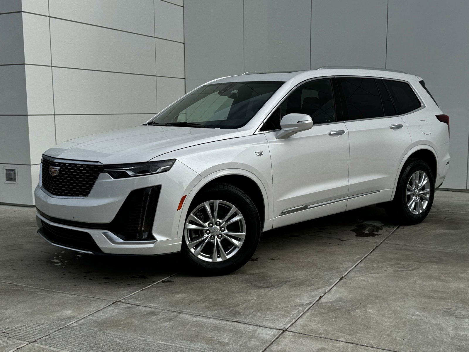 New 2025 Cadillac XT6 Luxury image 2