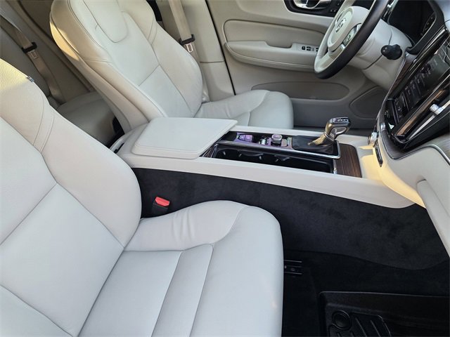 Used 2021 Volvo XC60 T5 Momentum w/ Premium Package image 11