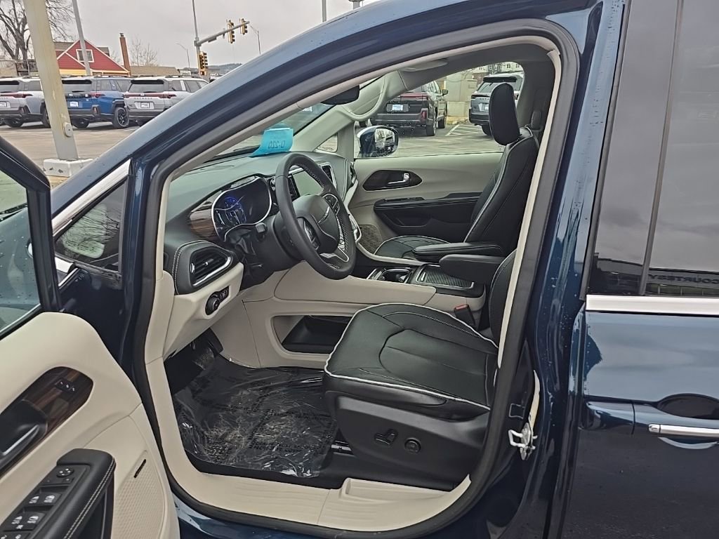 Used 2022 Chrysler Pacifica Limited image 10