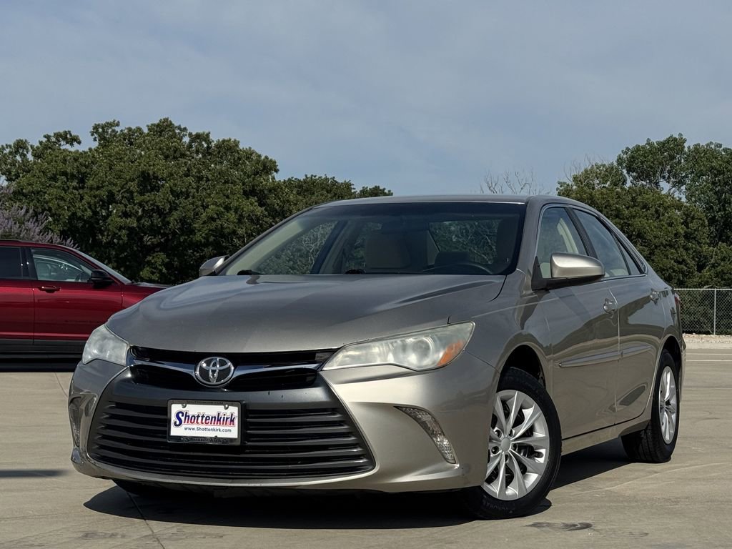 Used 2016 Toyota Camry LE FWD image 2