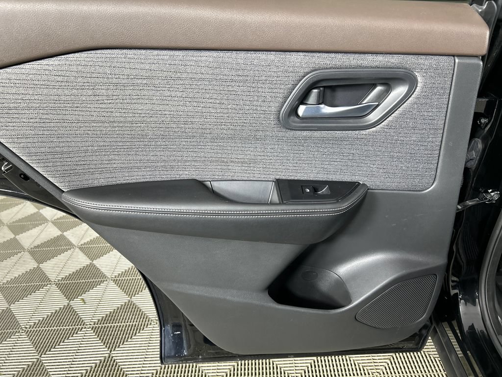 Used 2022 Nissan Rogue SV FWD image 16