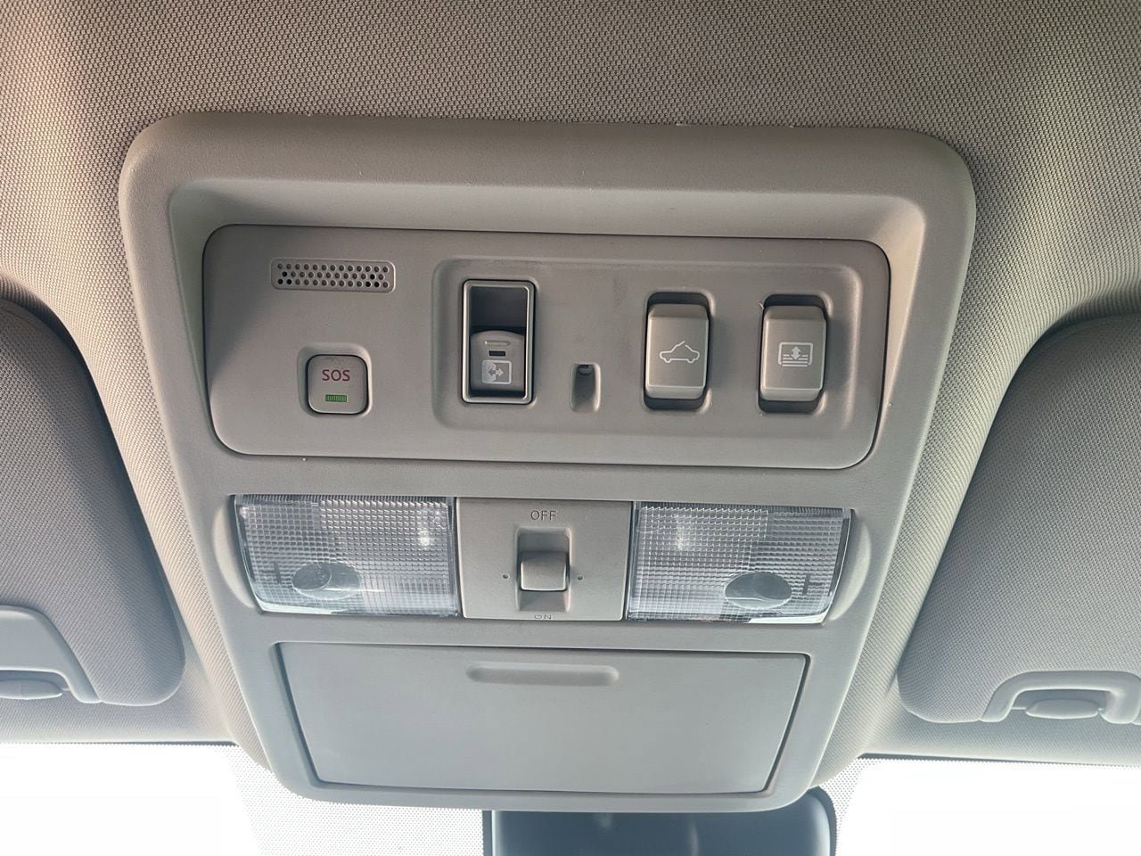 Used 2020 Nissan Titan SL w/ Moonroof Package RWD image 17