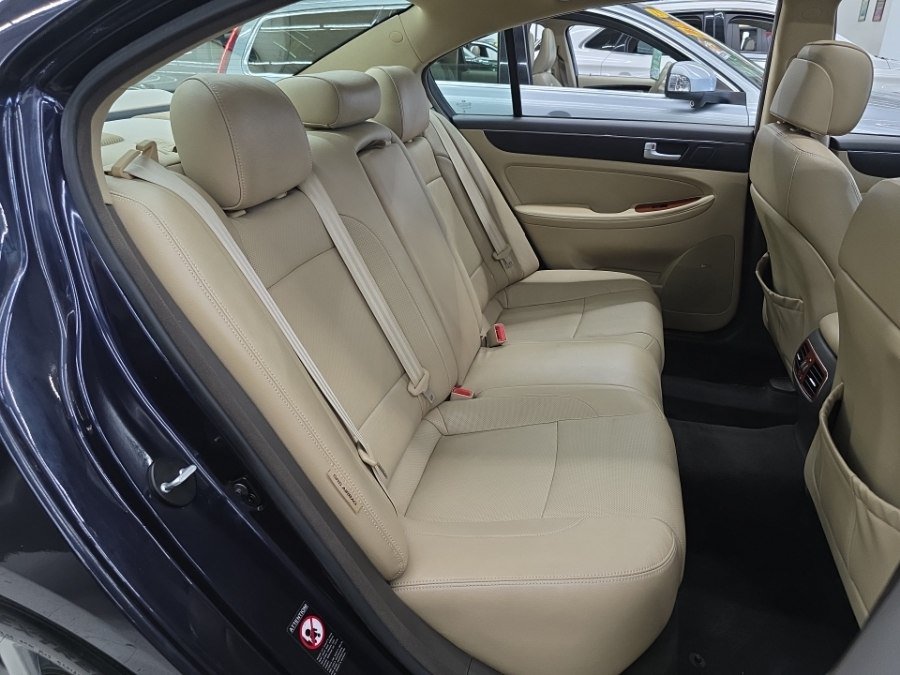 Used 2013 Hyundai Genesis 3.8 w/ Premium Pkg RWD image 10