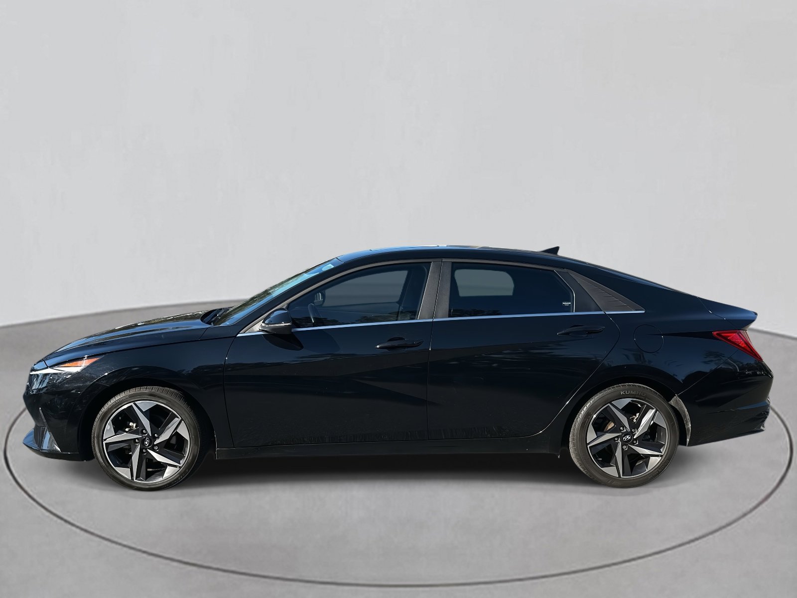 Used 2023 Hyundai Elantra Limited w/ Preferred Accessory Package image 2