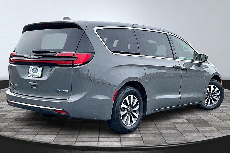Used 2022 Chrysler Pacifica Touring-L w/ Uconnect Theater Family Group image 2