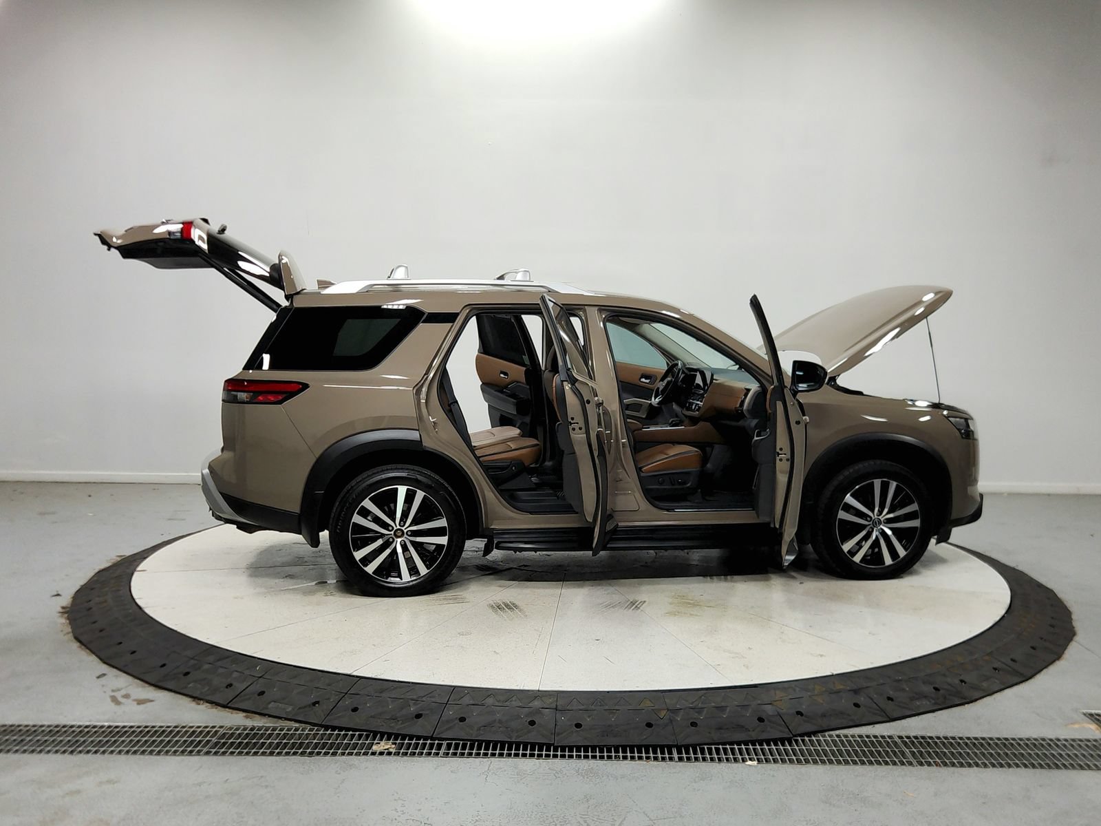 Used 2023 Nissan Pathfinder Platinum w/ Cargo Package AWD/4WD image 17